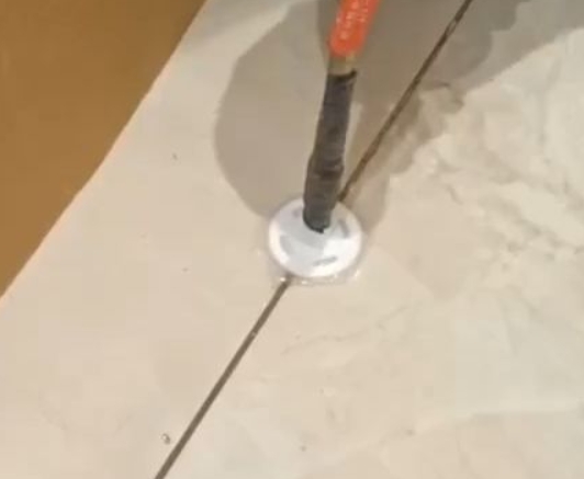 怒江瓷砖空鼓维修公司专业解答瓷砖在铺贴过程中，如果没有涂抹均匀到位的粘结材料（如水泥砂浆或瓷砖胶），可能会导致以下问题